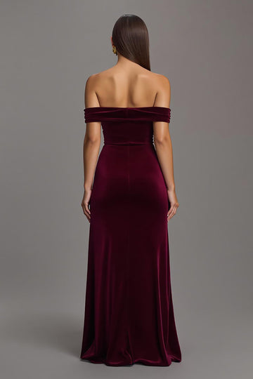 Robe longue formelle en velours bordeaux à épaules dénudées avec fente